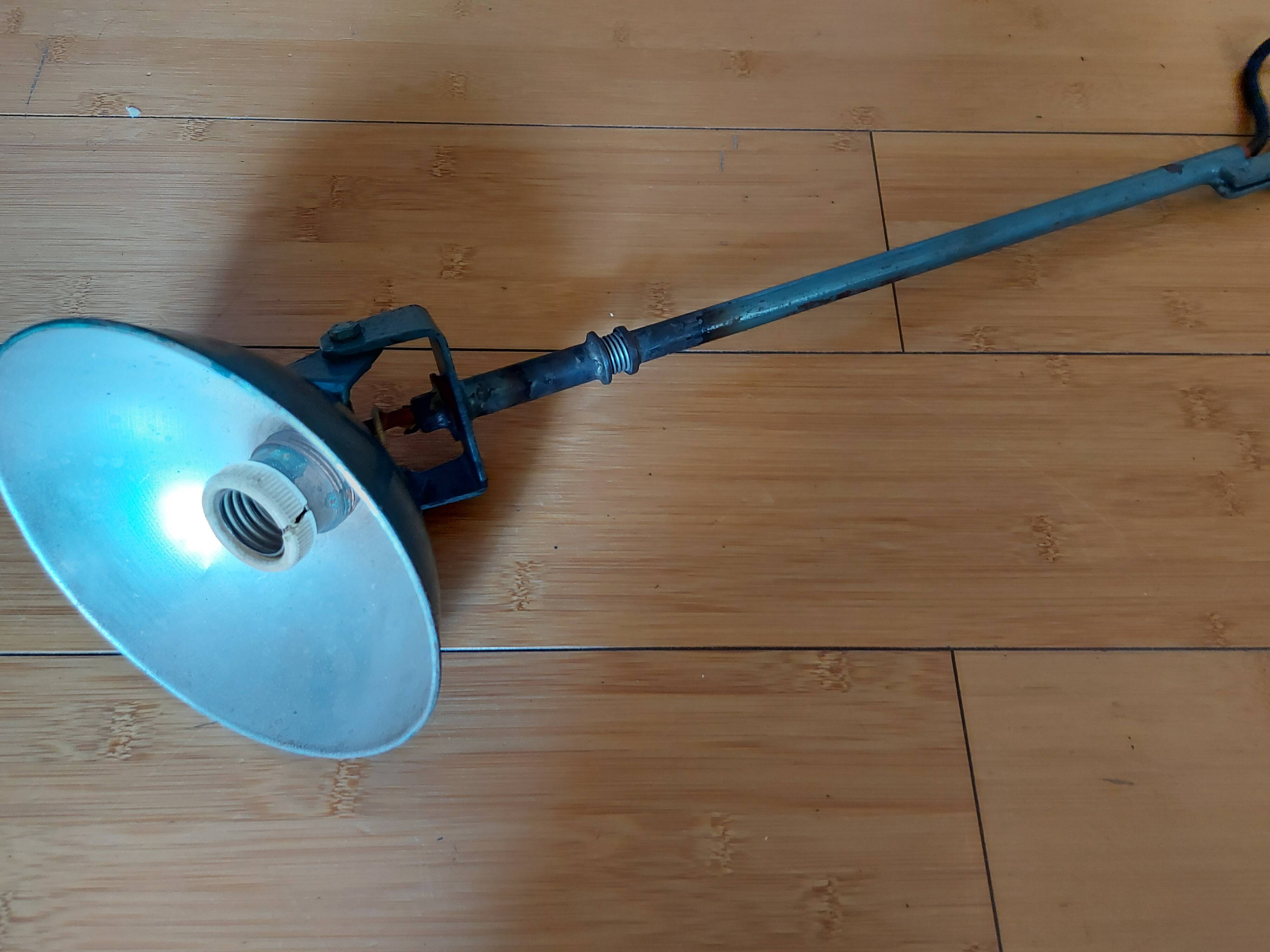 Lampe industrielle d'atelier à rotule