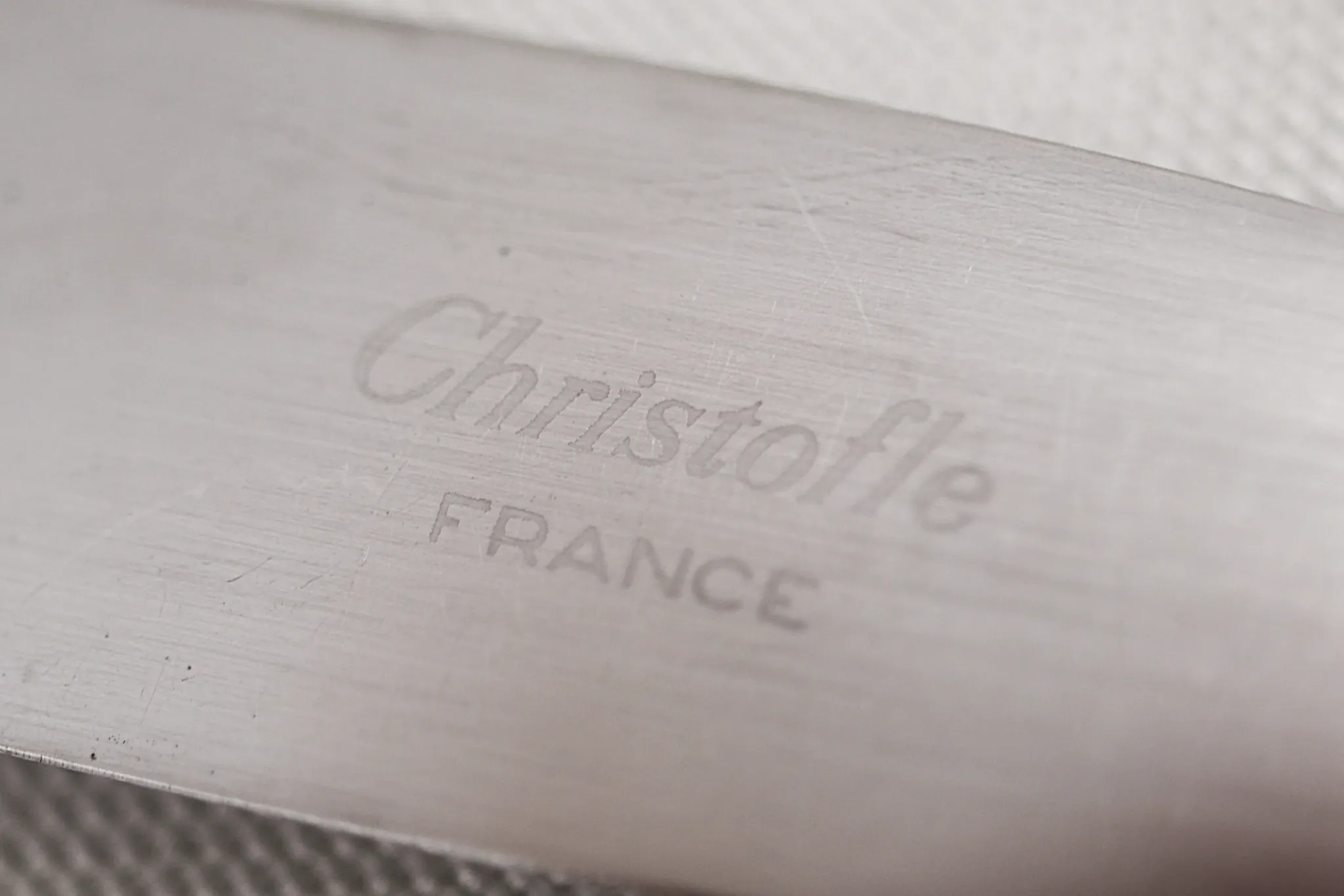 Christofle Marly, 12 silver-plated table knives, in excellent condition.