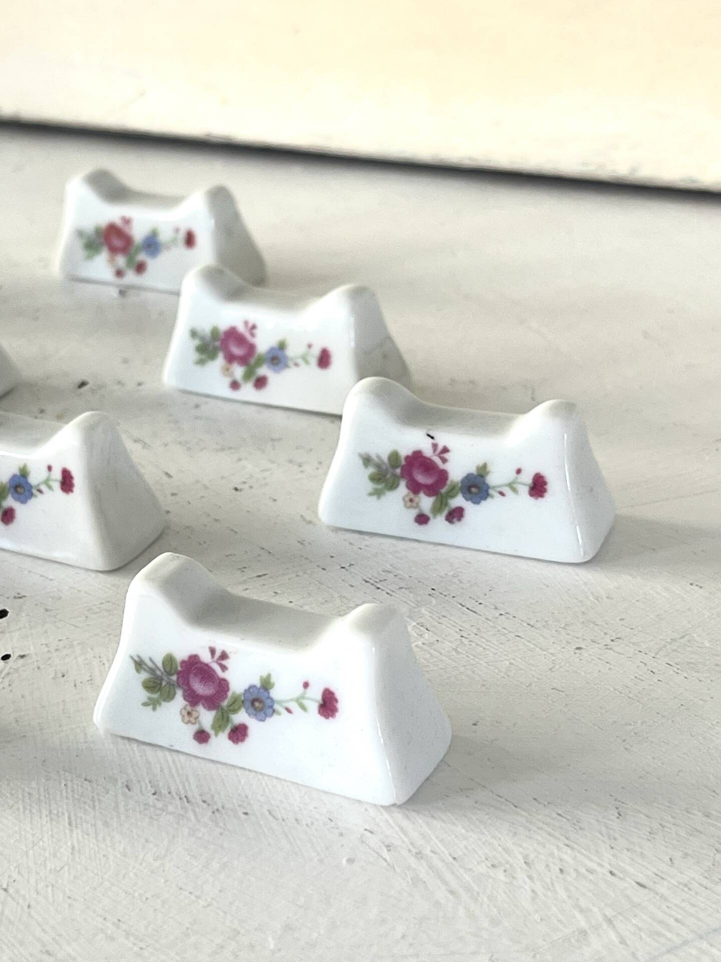 Ensemble de 12 repose-couteaux en porcelaine française avec motifs floraux