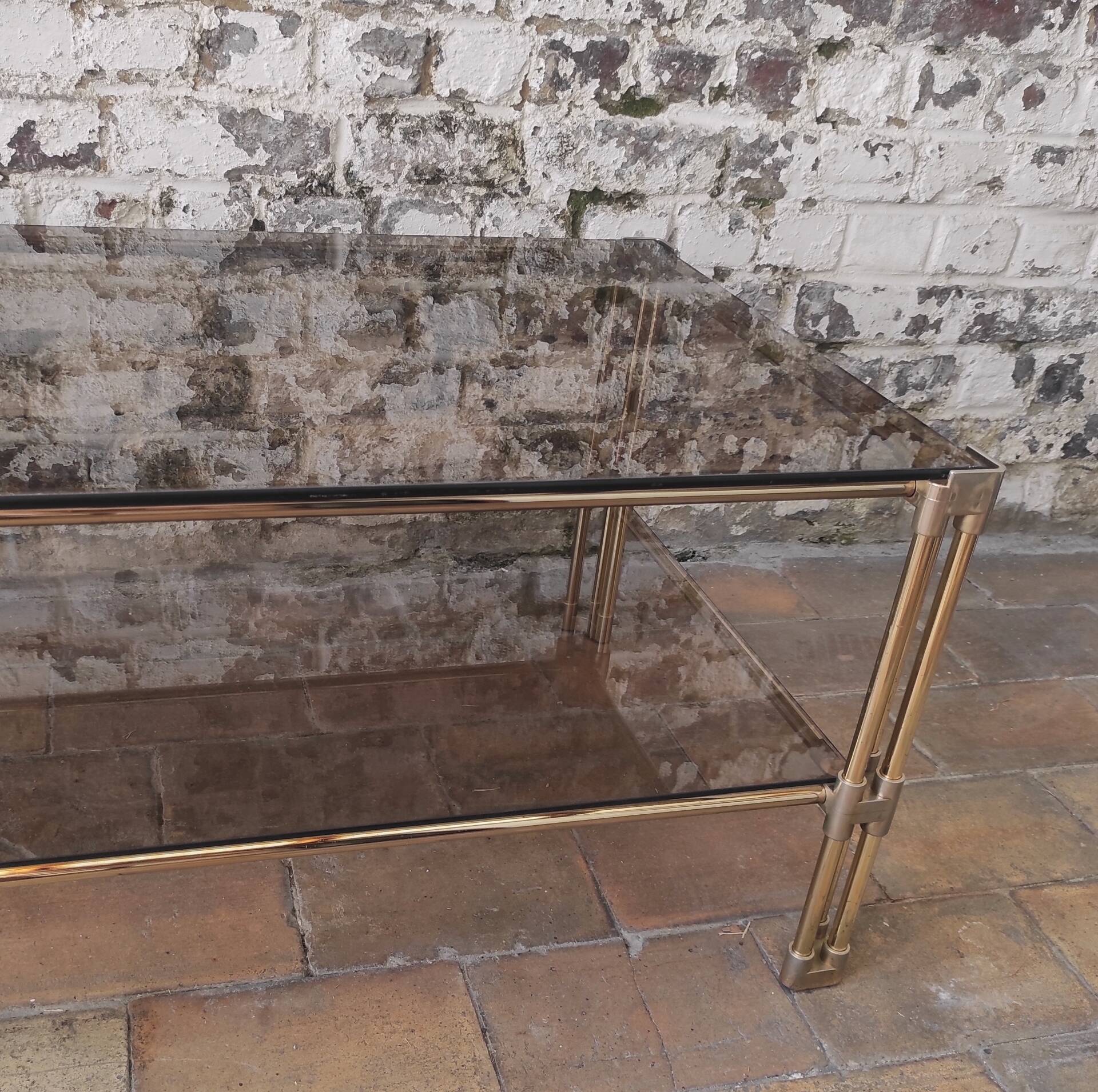Table basse double plateau vintage en laiton et verre fumé – Années 70