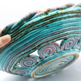 Plat XL vintage en barbotine ajourée aux spirales bleu vert et vieux rose