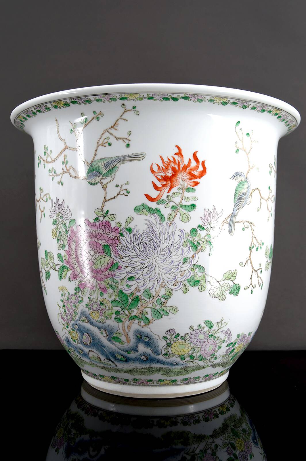 Important Chinese cache-pot with naturalistic floral and animal decoration – 20th century