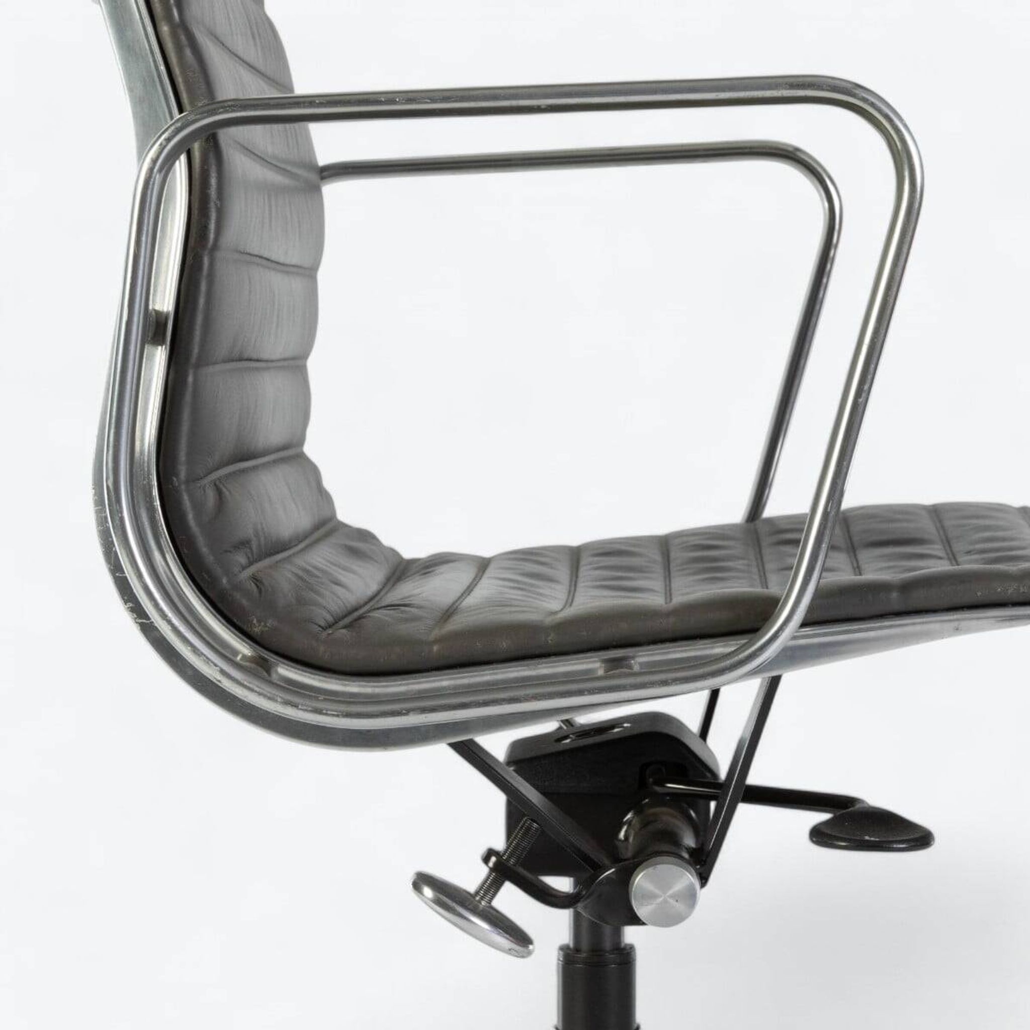 Chaise de bureau à dossier haut grise Herman Miller Original Eames EA337 avec piètement à roulettes