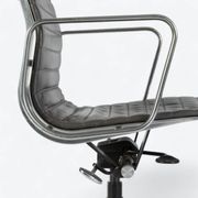 Chaise de bureau à dossier haut grise Herman Miller Original Eames EA337 avec piètement à roulettes
