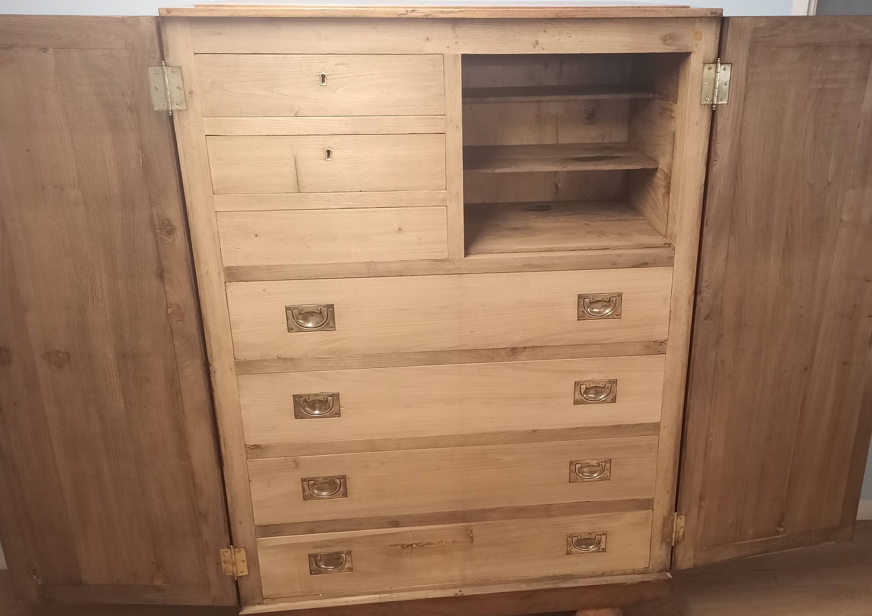 Armoire en noyer italien 1920