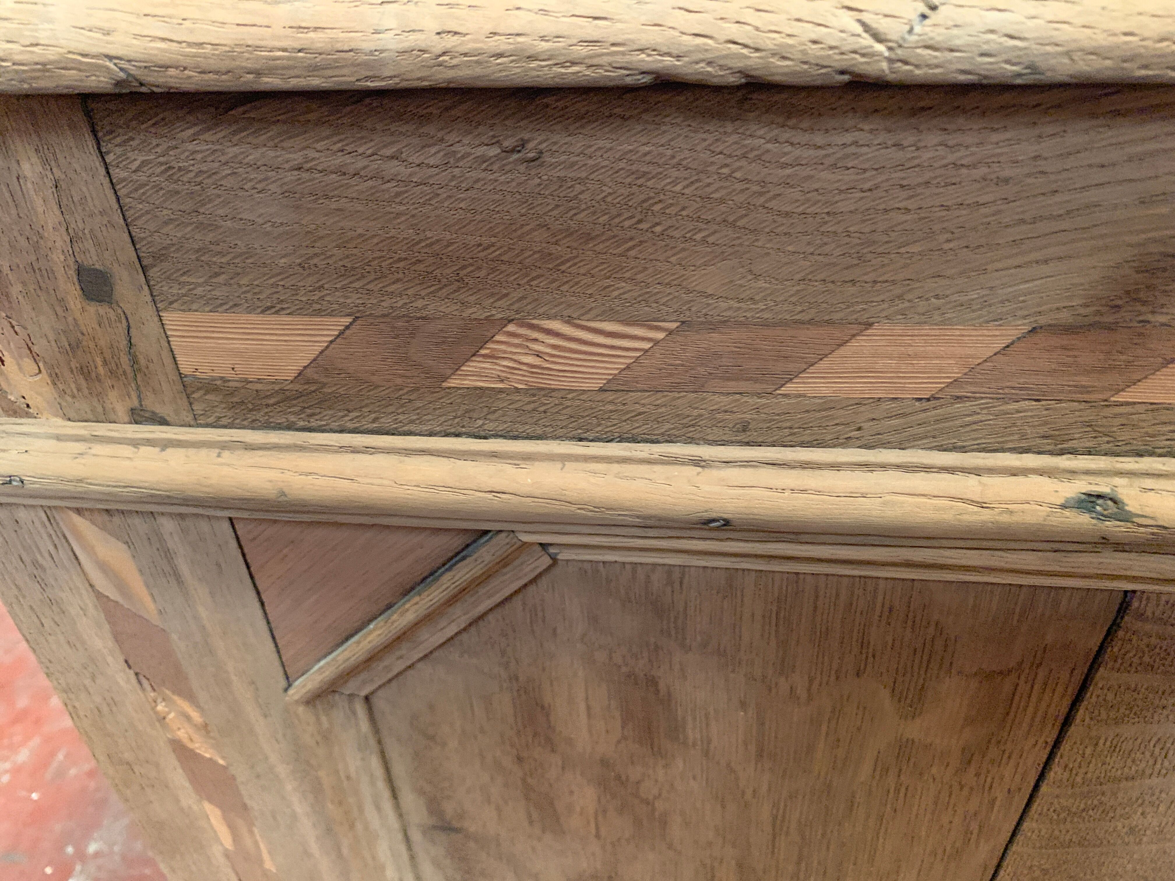 Chest in oak and marquetry of light wood XVIII century