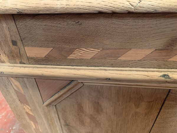 Coffre en chêne et marqueterie de bois clair XVIII siècle