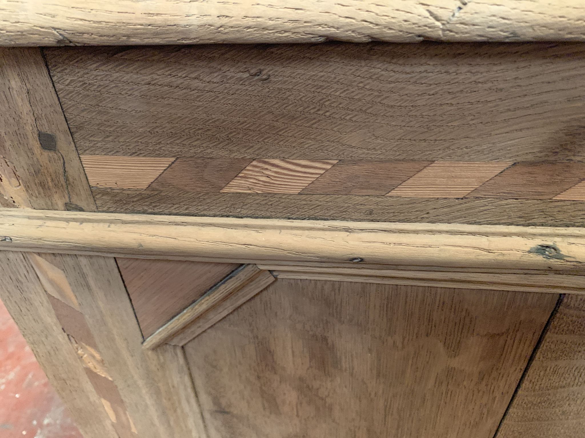 Chest in oak and marquetry of light wood XVIII century