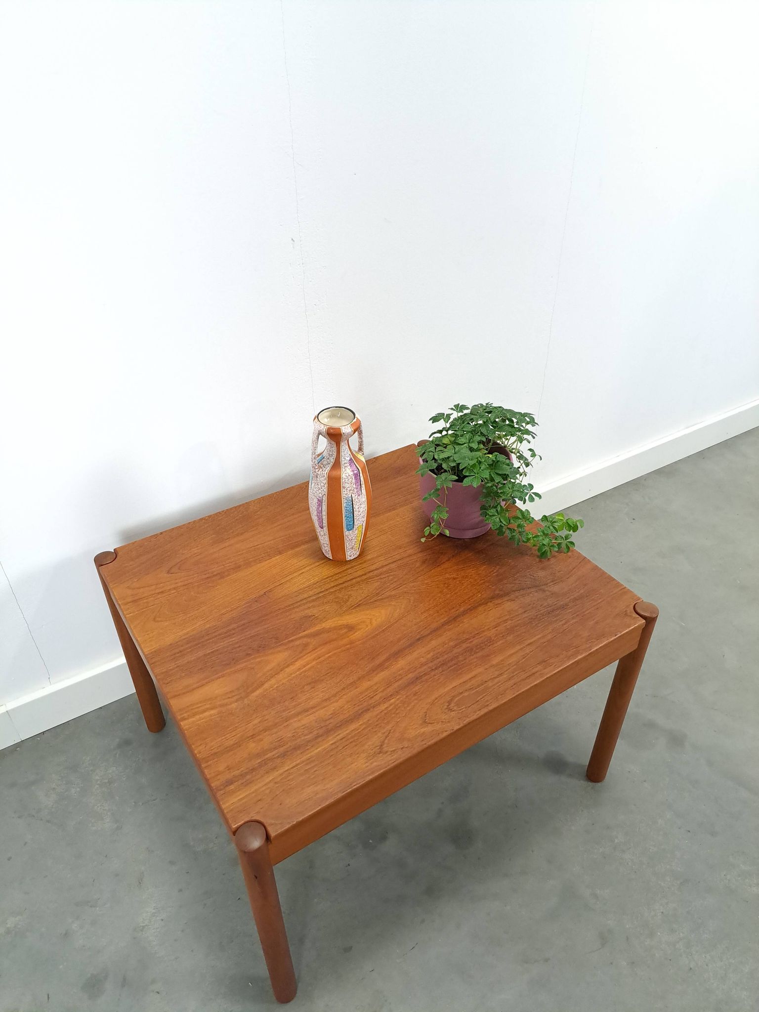Vierkante Deense teak salontafel Magnus Olesen met ronde poten, nr.2