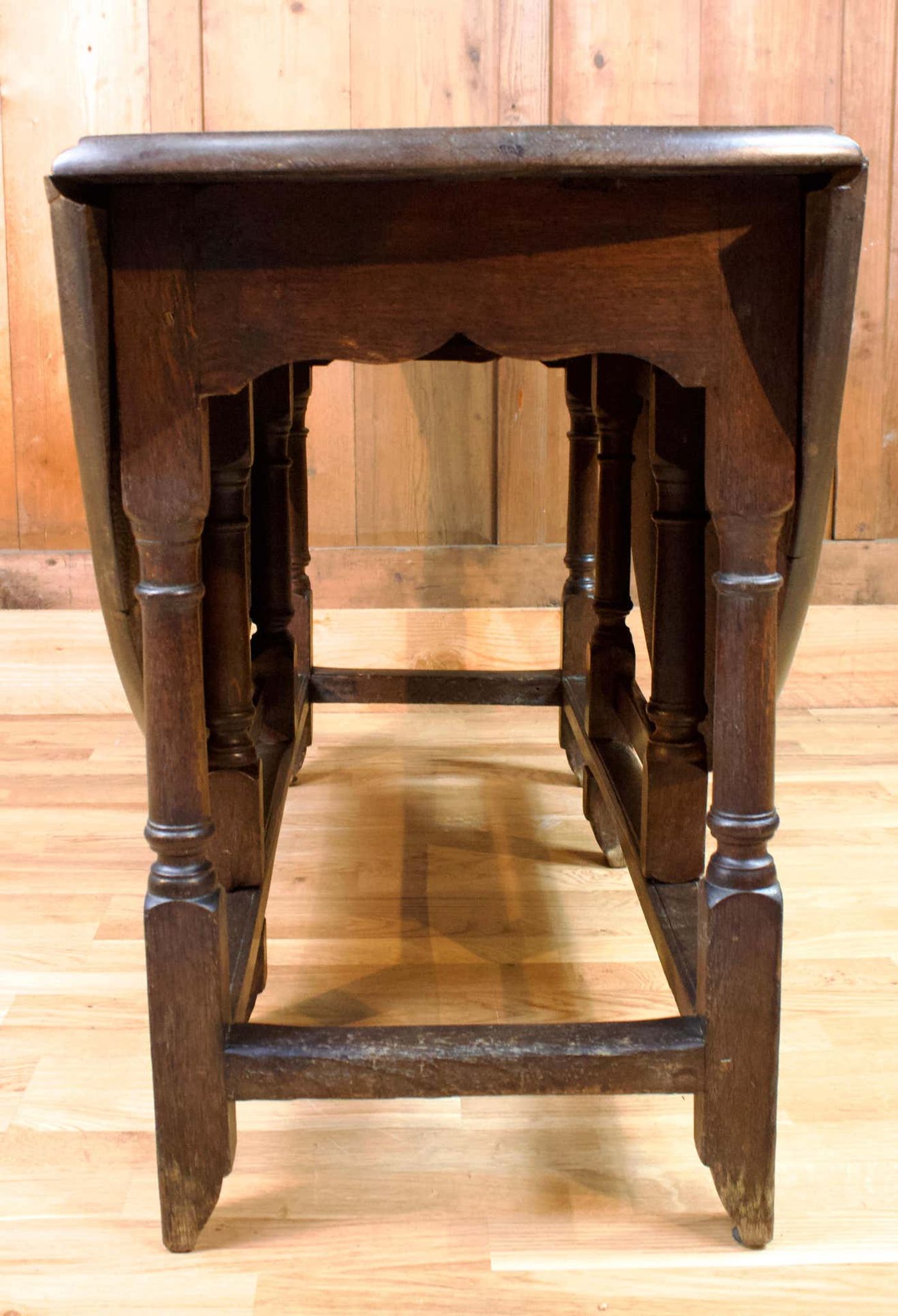Folding round table in 18th century oak wood