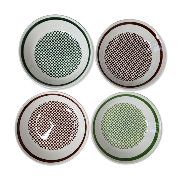 Ensemble de quatre assiettes creuses à décor de damier de la faïencerie de Gien, 20 cm