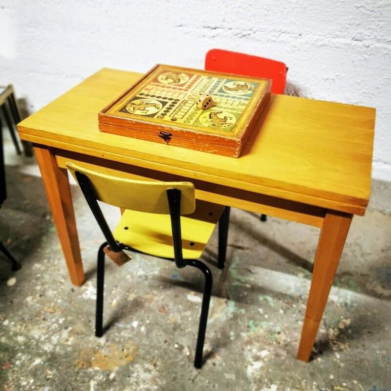 Children's wallet table