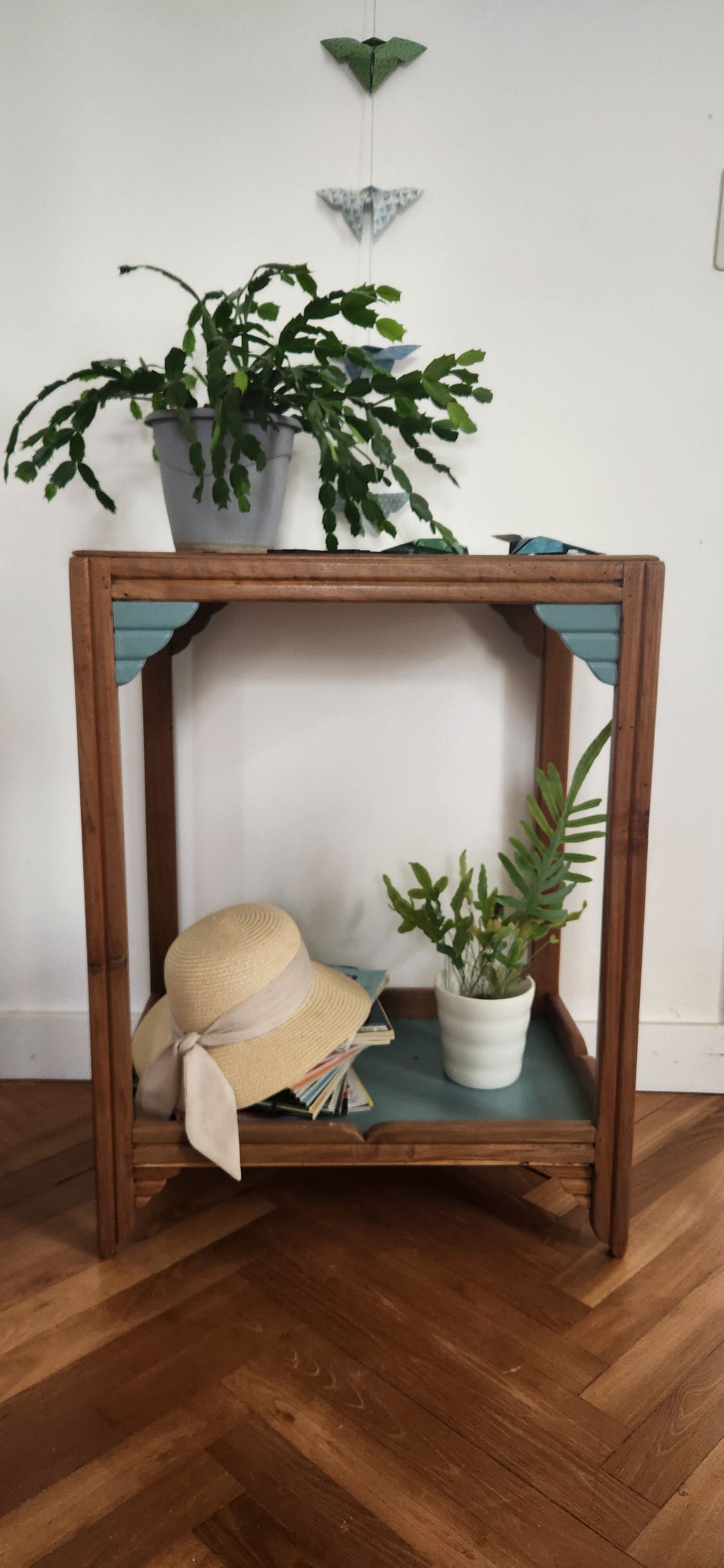 Art Deco side table with 2 sculpted tops