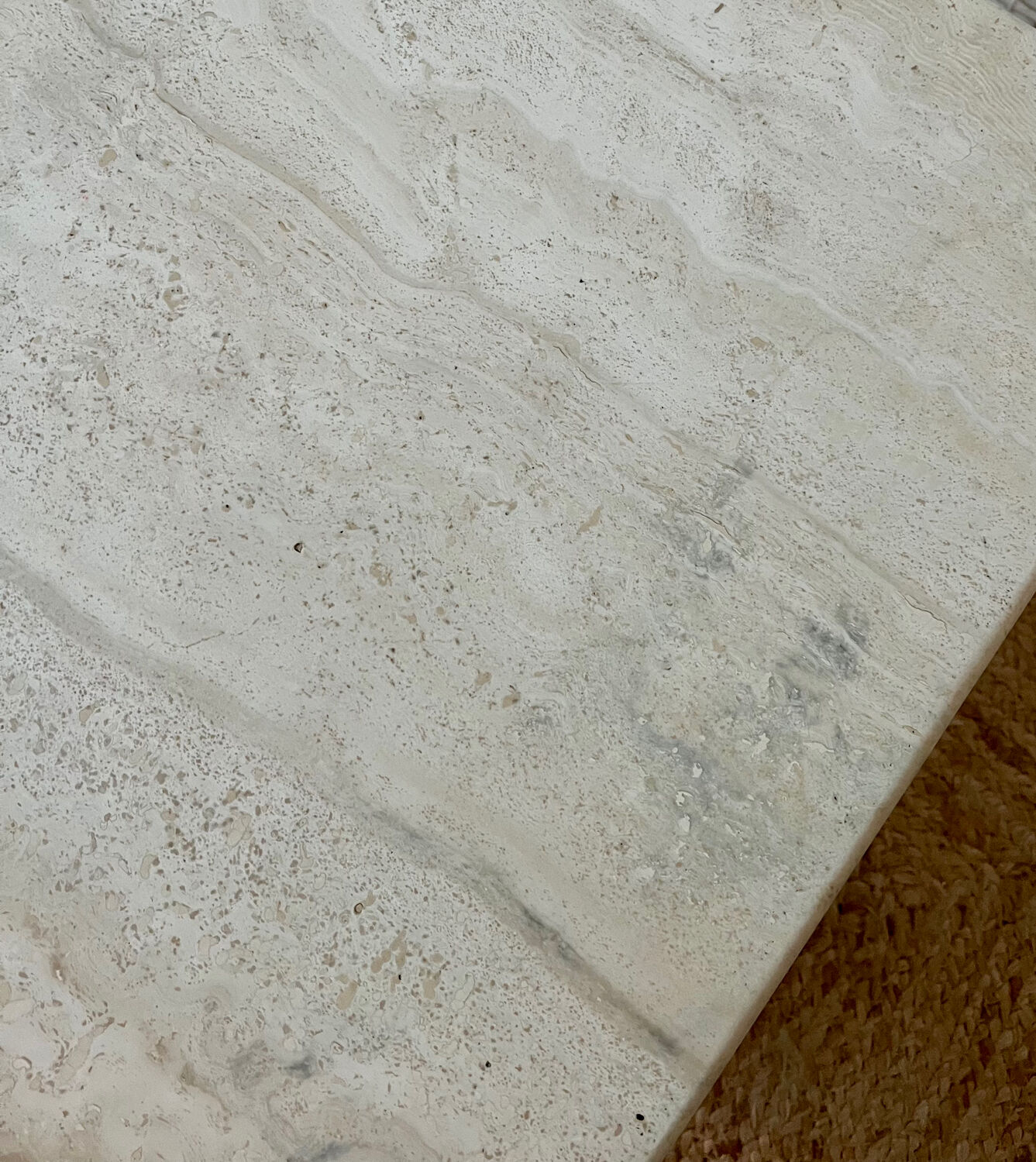 Square coffee table in travertine.