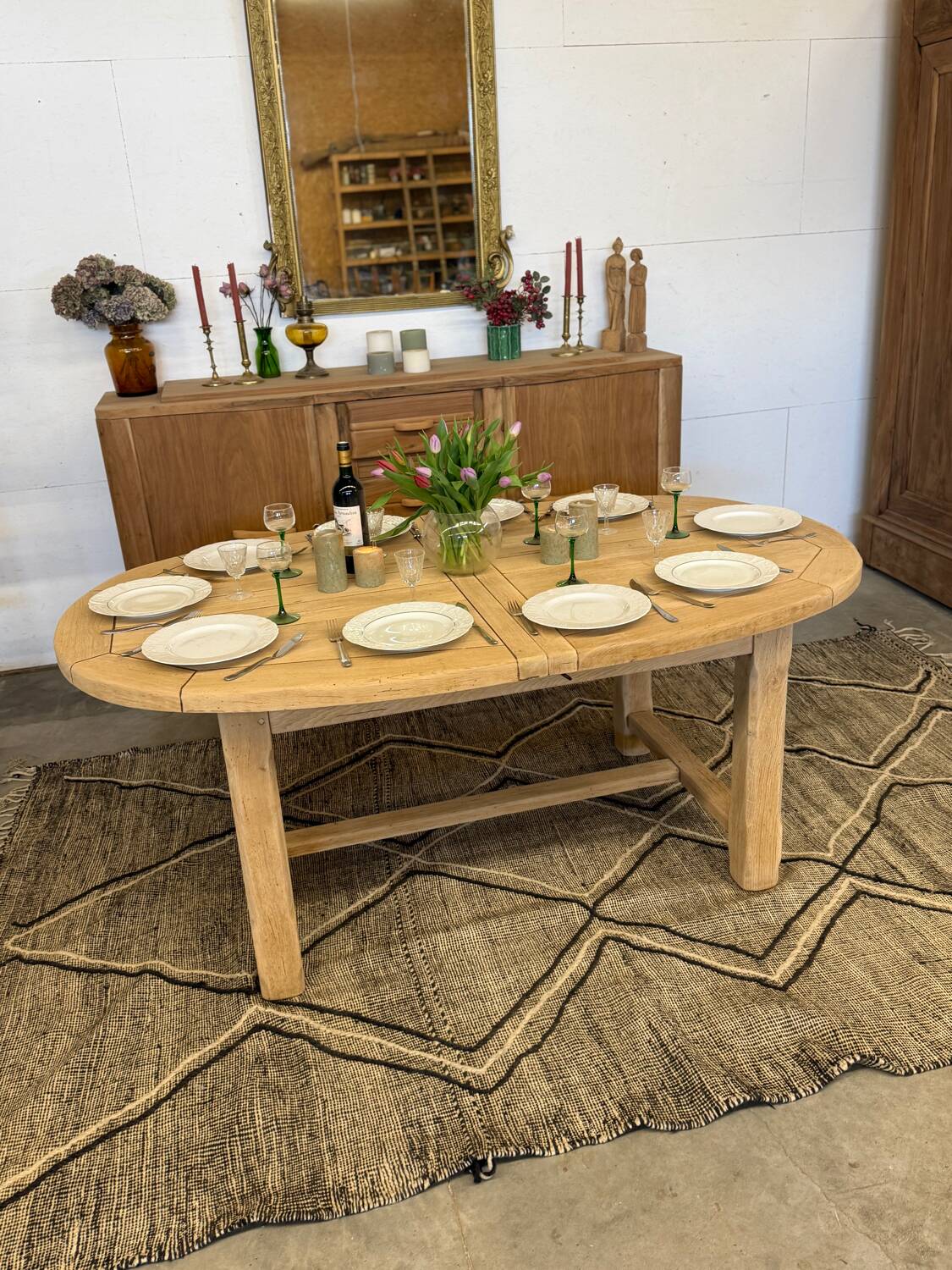 Extendable farmhouse table in solid oak