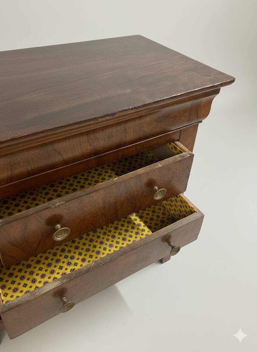 Commode de style Empire en placage de bois flammé