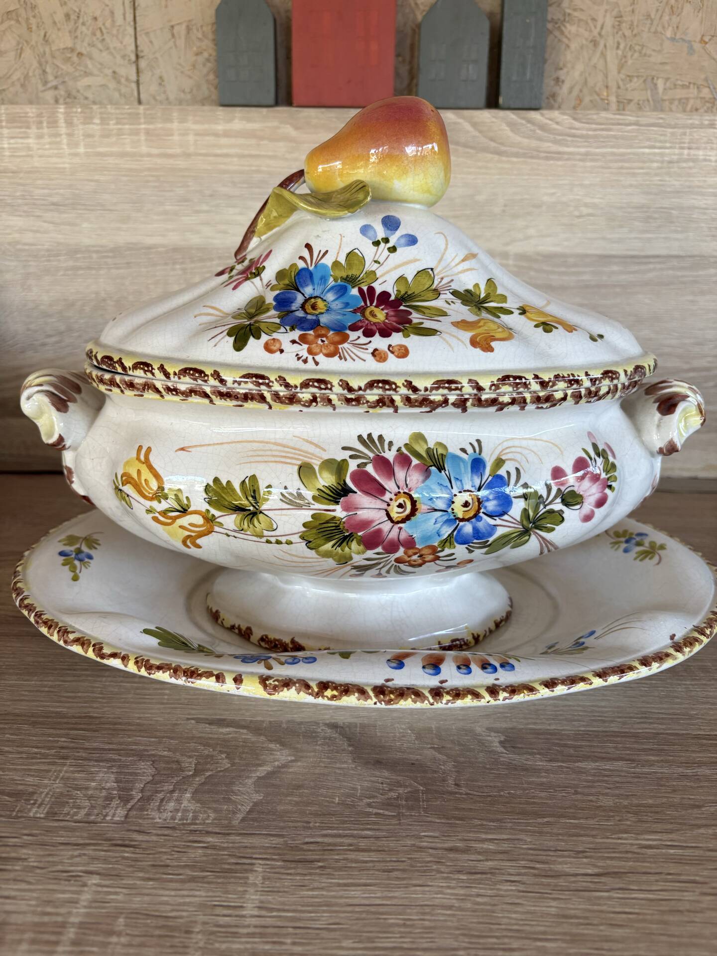 Antique soup tureen in Italian majolica, hand-painted + tray