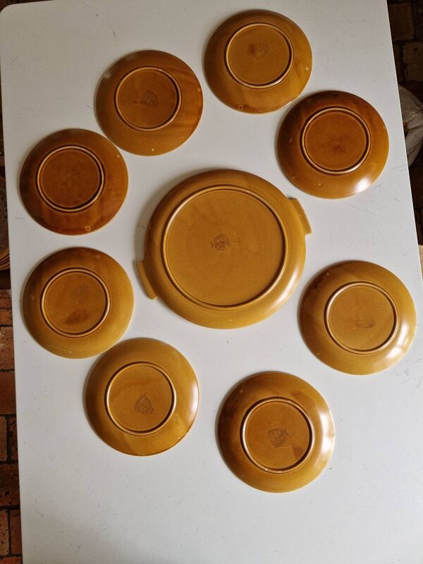 Lot de 8 assiettes à dessert plus un plat modèle fauve Niderviller
