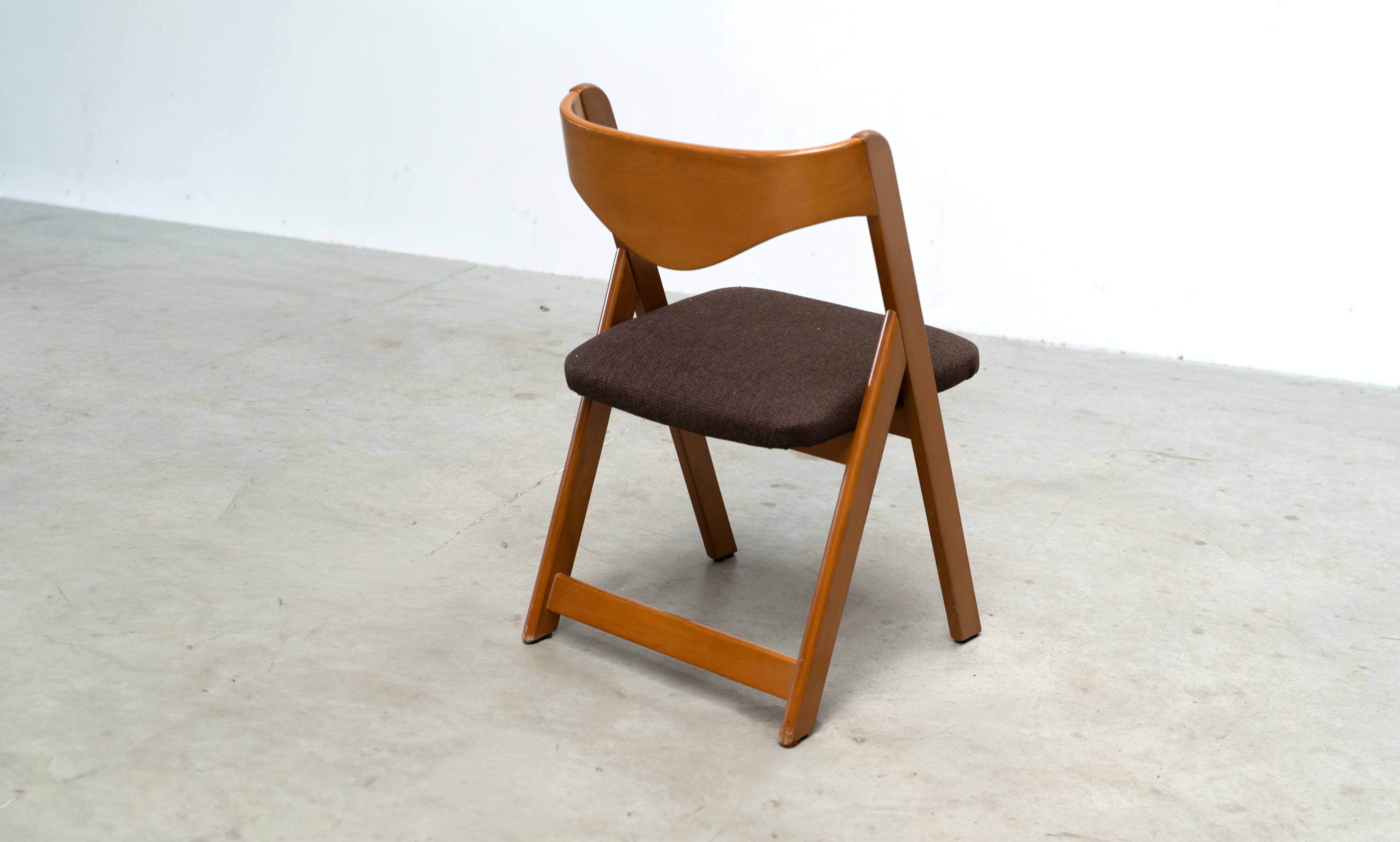 Ensemble de six chaises de salle à manger sculpturales italiennes.