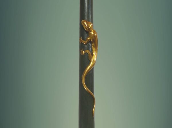 Pied de lampe de parquet en bois sculpté de style étrusque