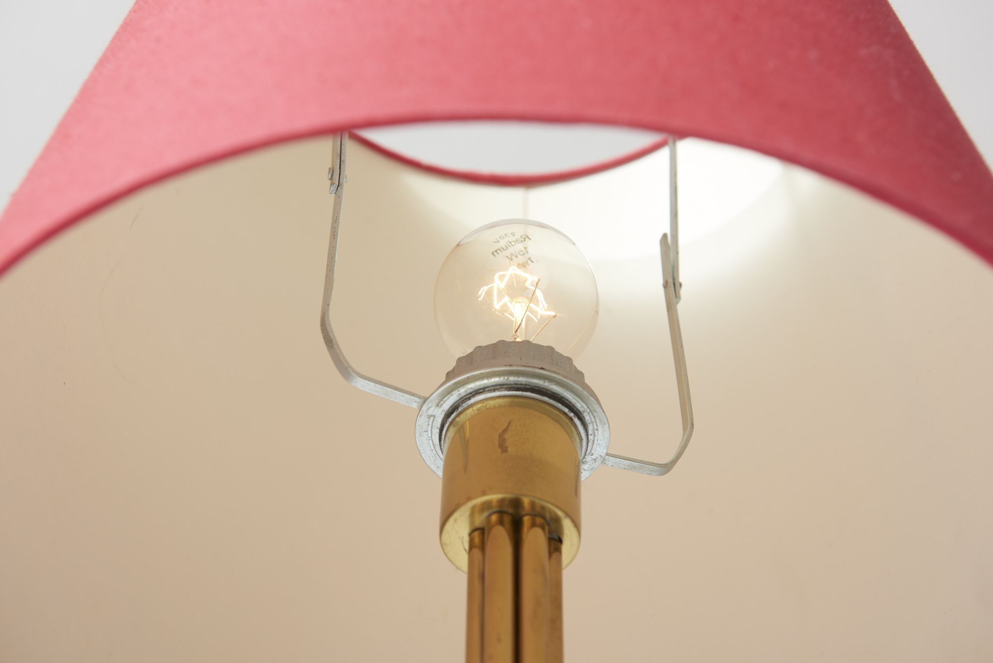 Lampadaire des années 1950 en bois clair et laiton