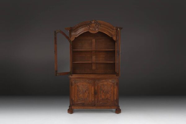 Vaisselier vitré en bois sculpté, Belgique, XVIIIe siècle