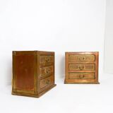 Paire de tables de chevet en bois, laiton et cuivre