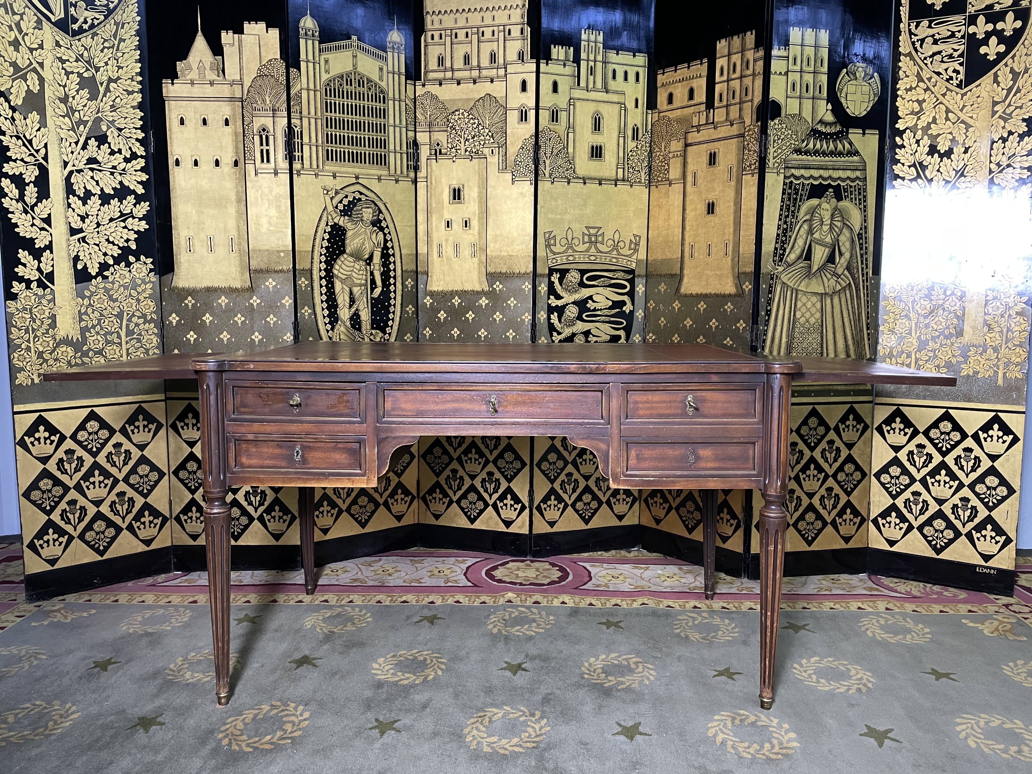 Bureau plat de style Louis XV