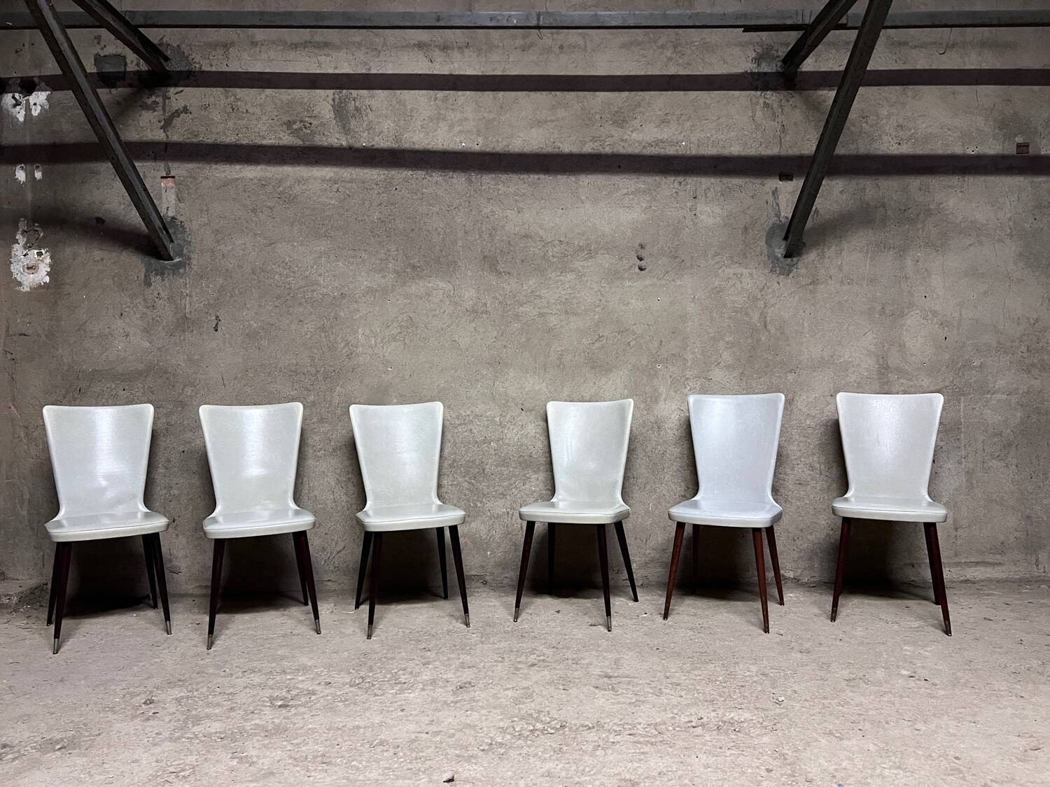 Serie de 6 chaises Baumann modèle Essor en simili cuir blanc