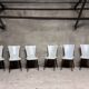 Serie de 6 chaises Baumann modèle Essor en simili cuir blanc