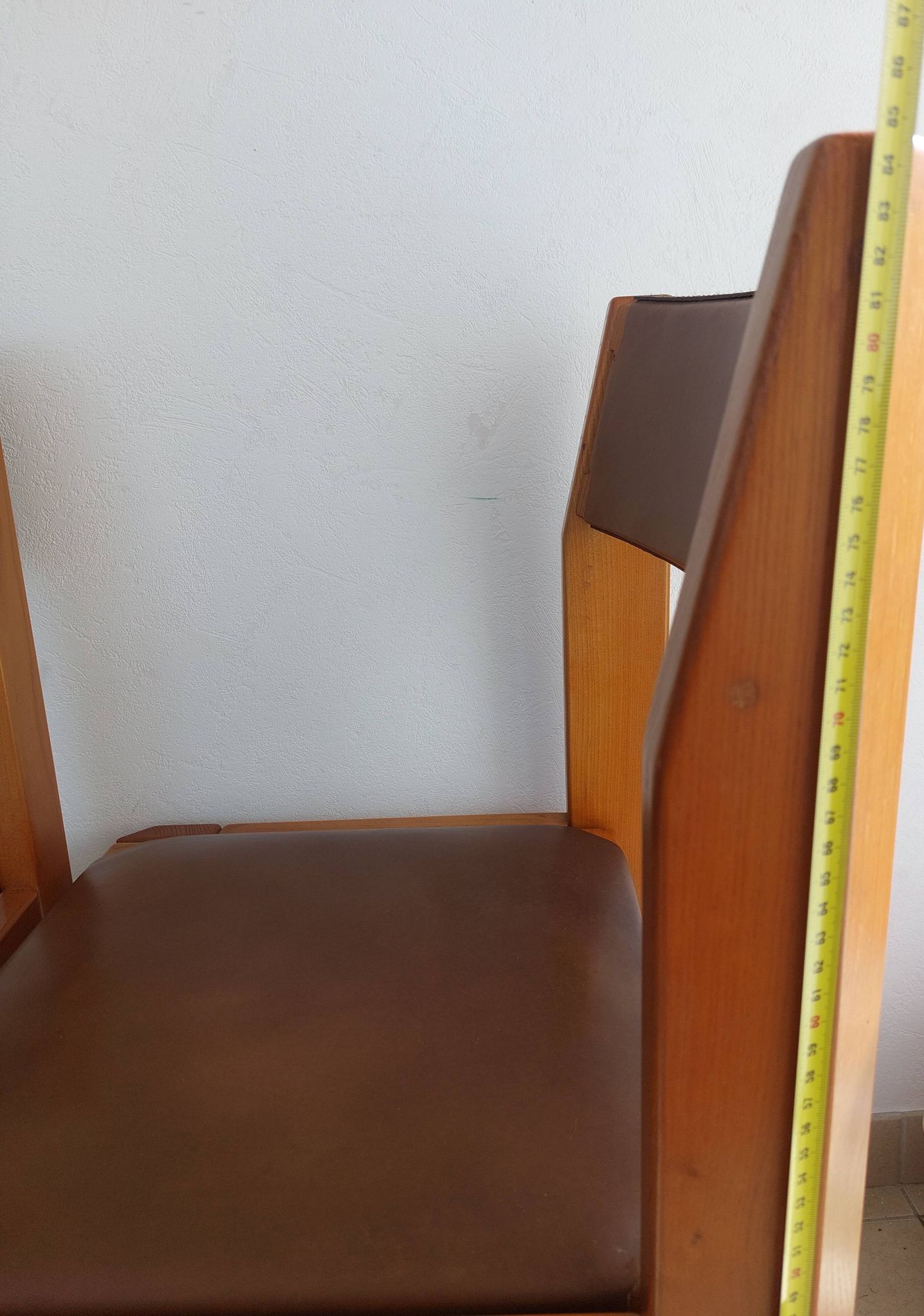 Suite de 6 chaises Luigi Gorgoni – Roche Bobois – Orme massif & Cuir – Vint