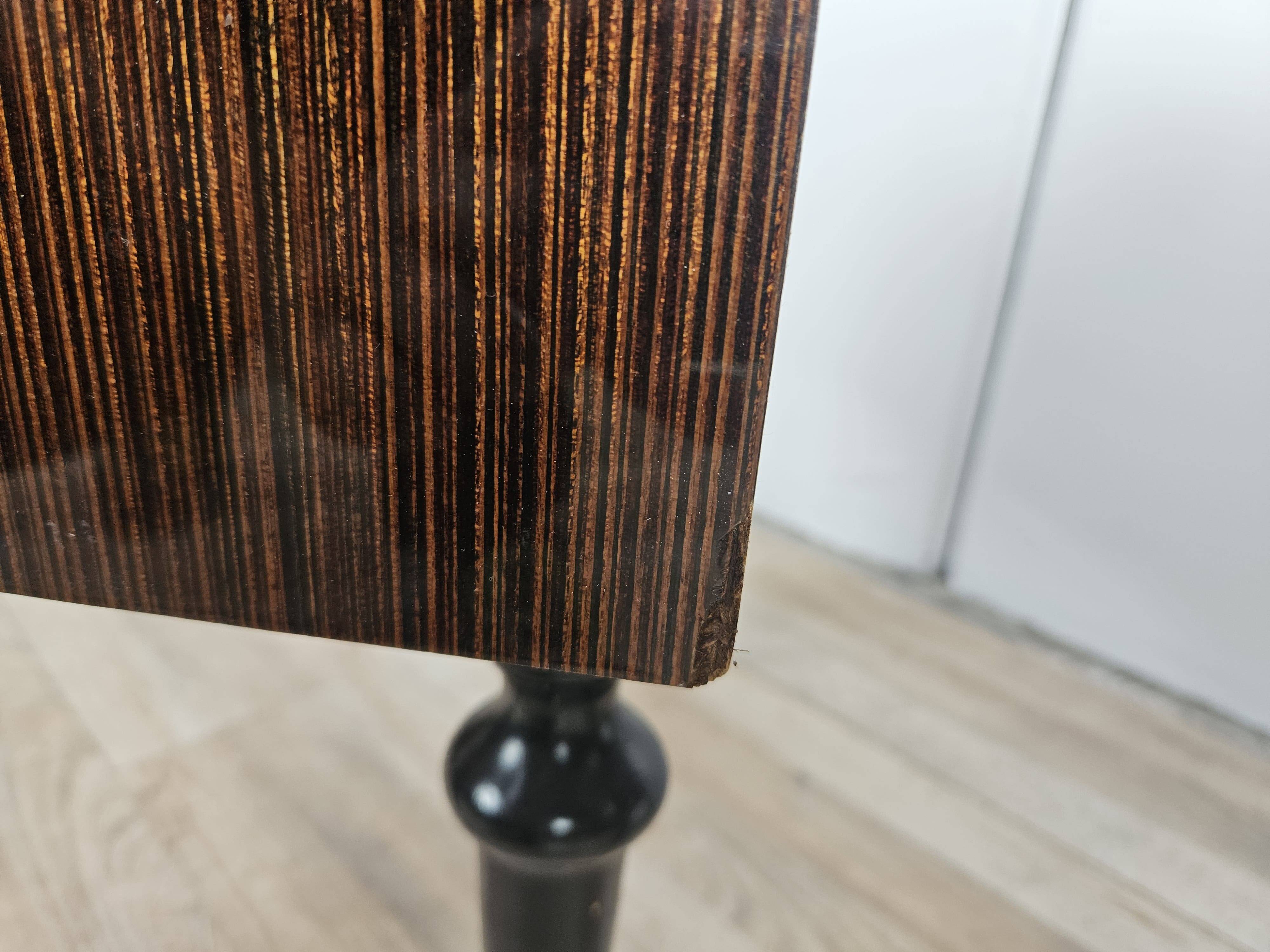 Paire de tables de chevet des années 60 avec porte à abattant et plateau en verre bleu