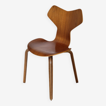 Arne Jacobsen Grand Prix chair in walnut Republic of fritz hansen