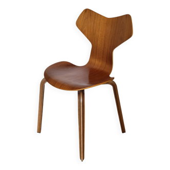 Arne Jacobsen Grand Prix chair in walnut Republic of fritz hansen