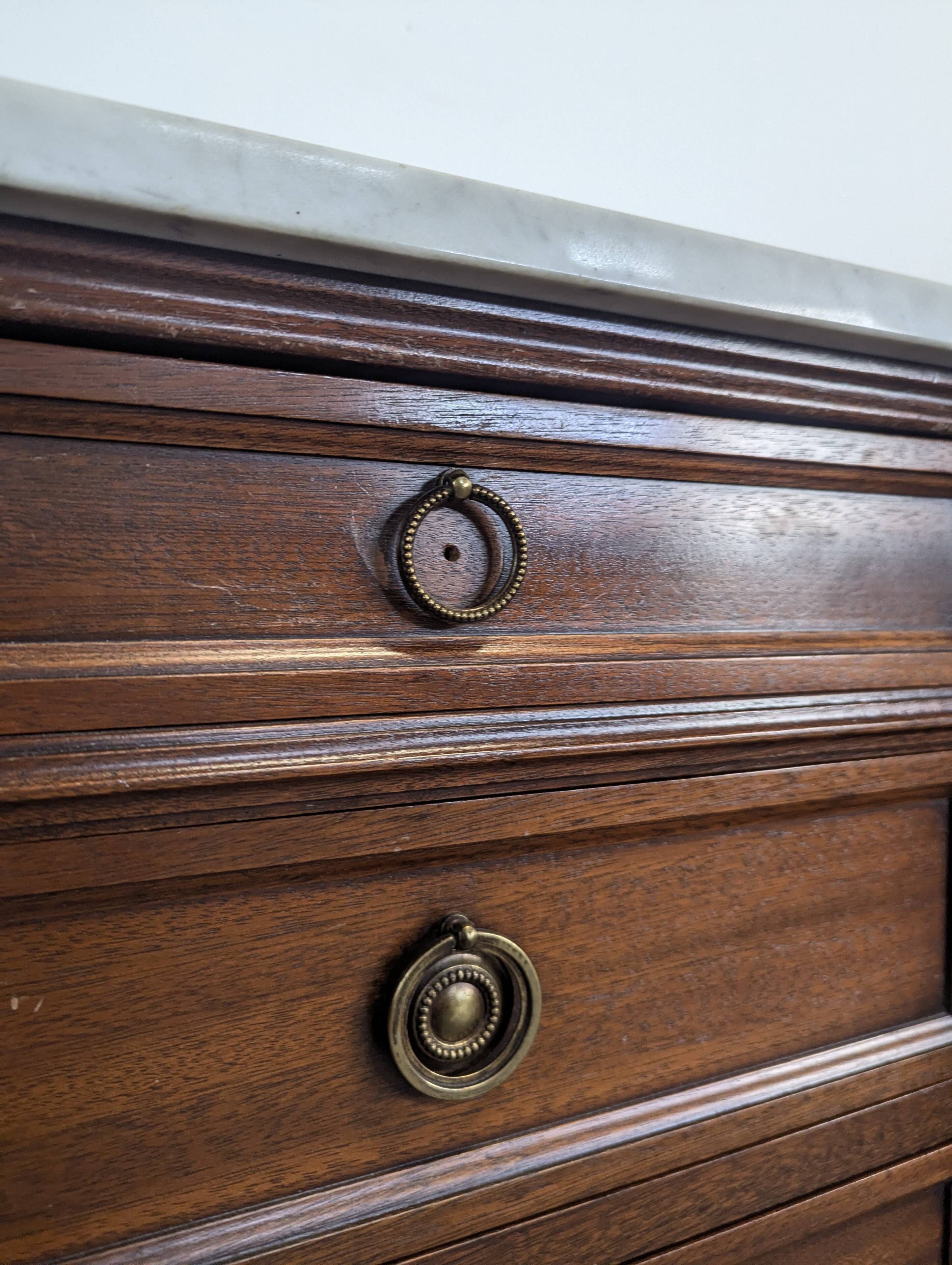 Commode de style Louis XVI en acajou et marbre de carrare