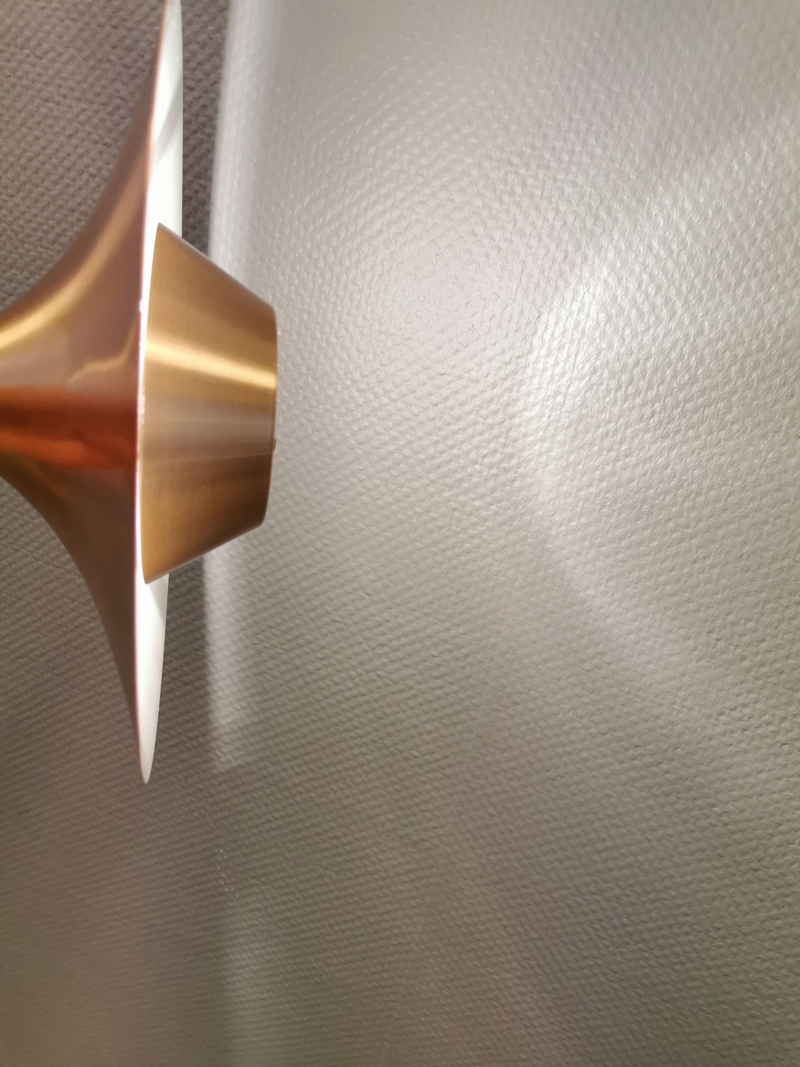 Ufo-like Danish hanging lamp, estimated from the 80s, made in copper colored lacquer.