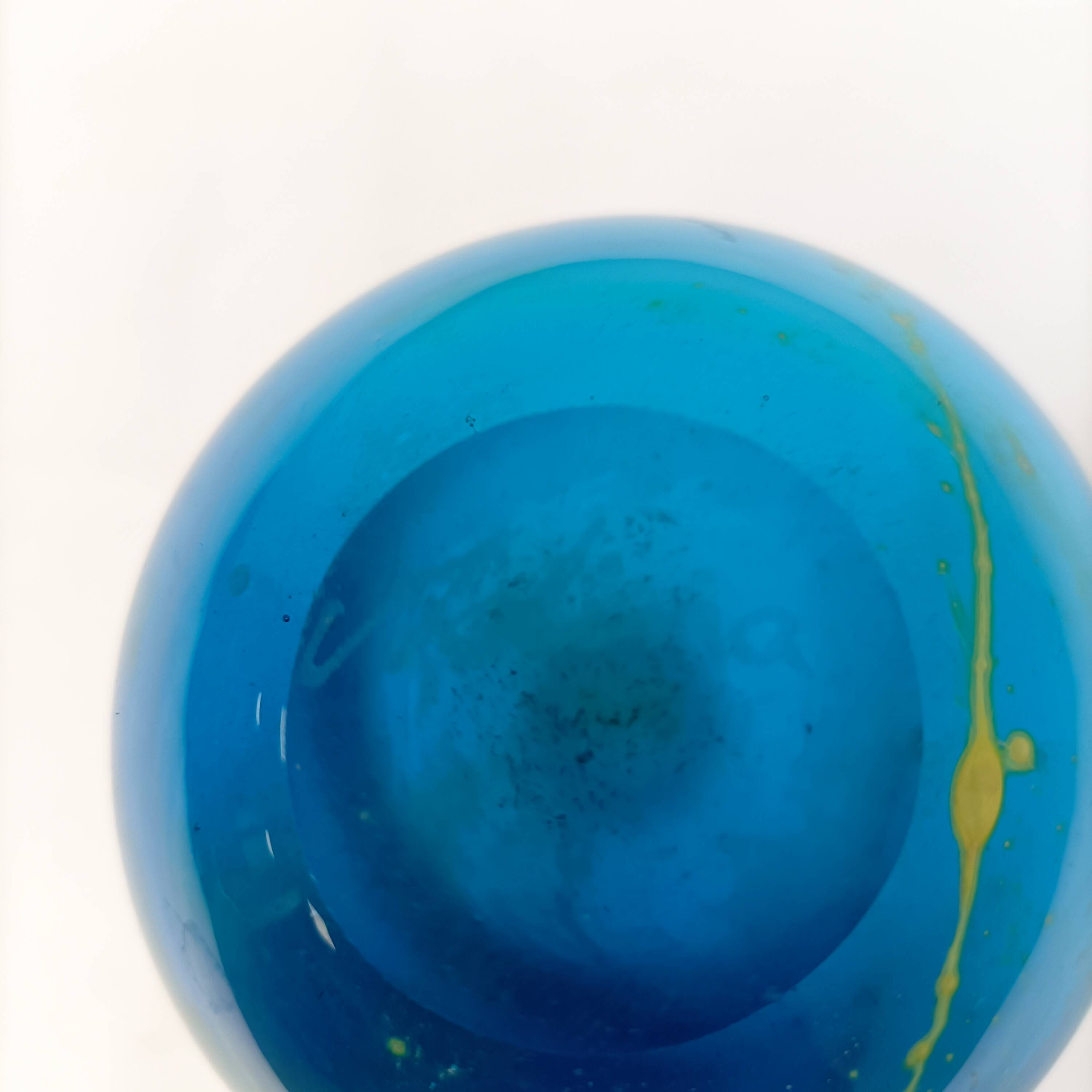 Vase soliflore en verre soufflé bleu veiné – design vintage 18 cm