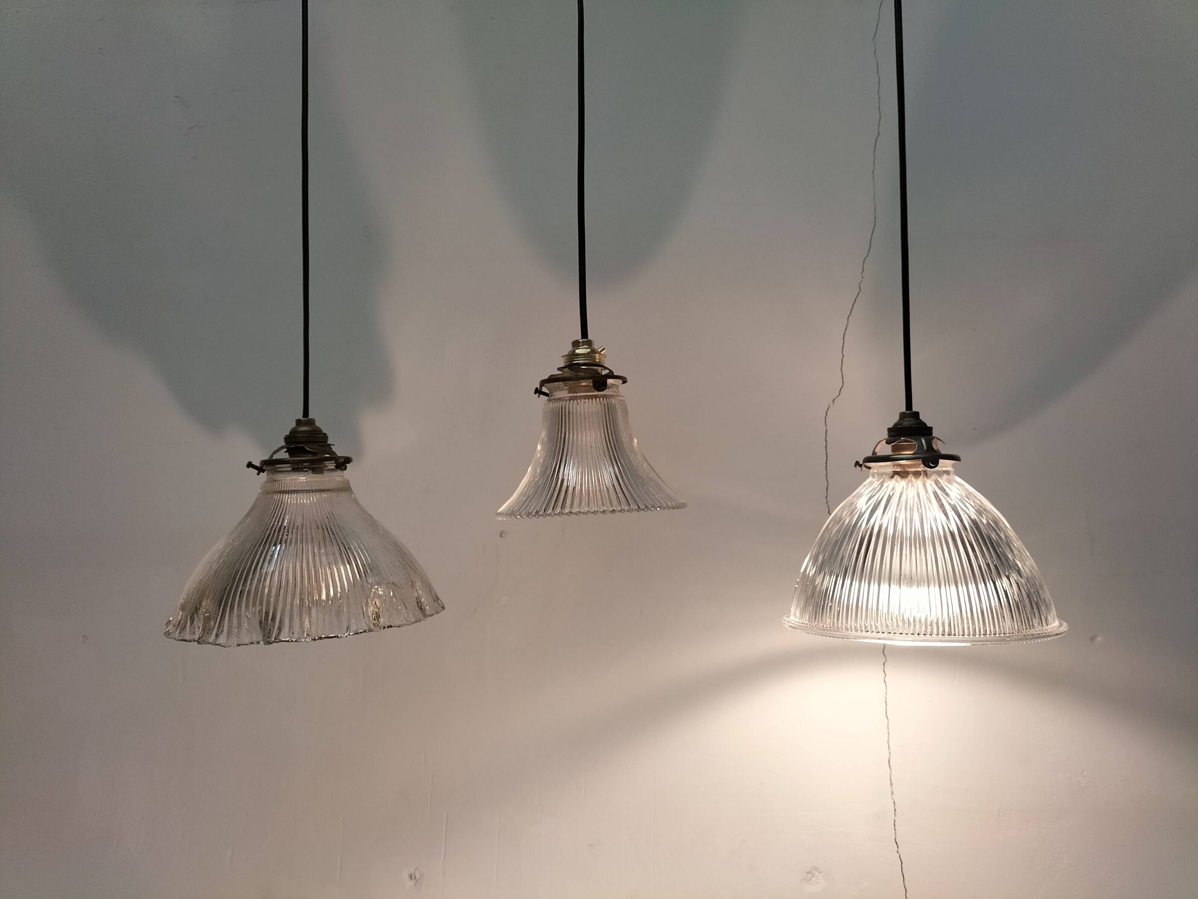 Holophane suspensions