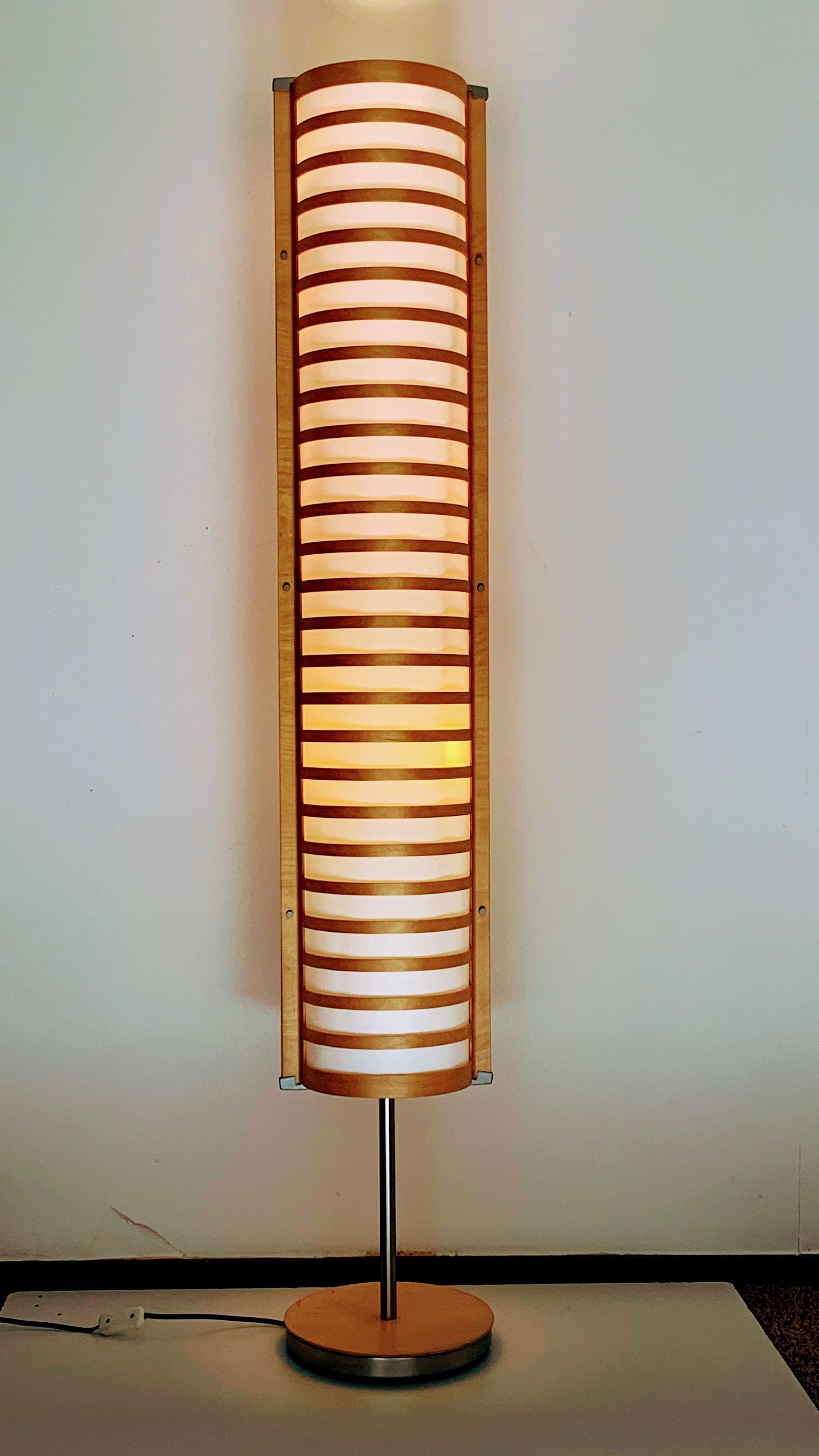 Lampadaire en bois de hêtre et textile Ikea Strimma