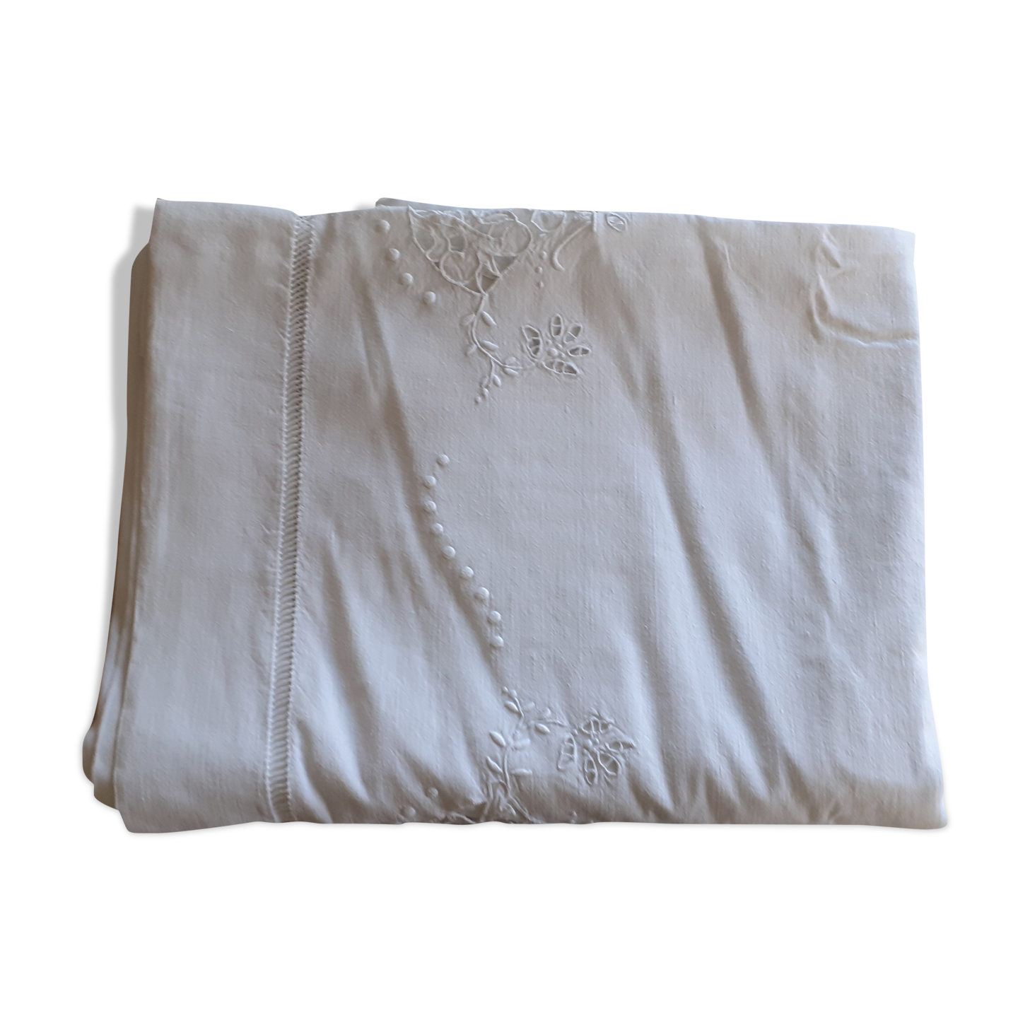 Drap ancien avec revers, jours, 5 motifs de broderies, monogramme