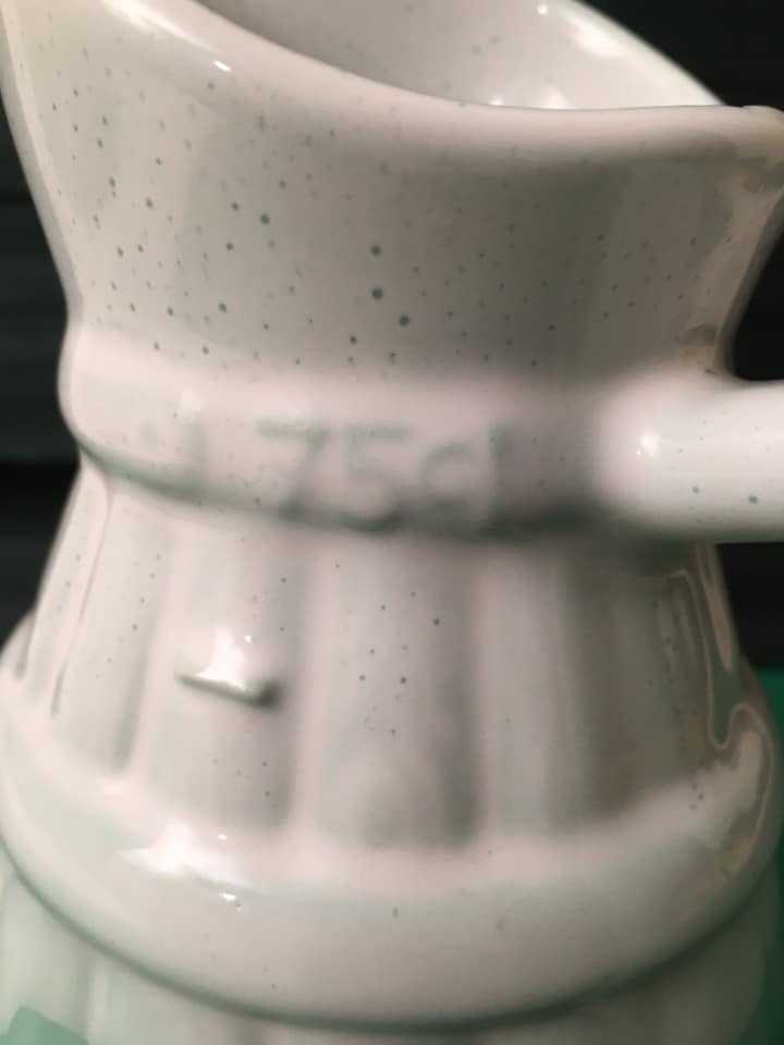 Pichet en céramique blanc et son vert pastel d’une contenance de 75 cl