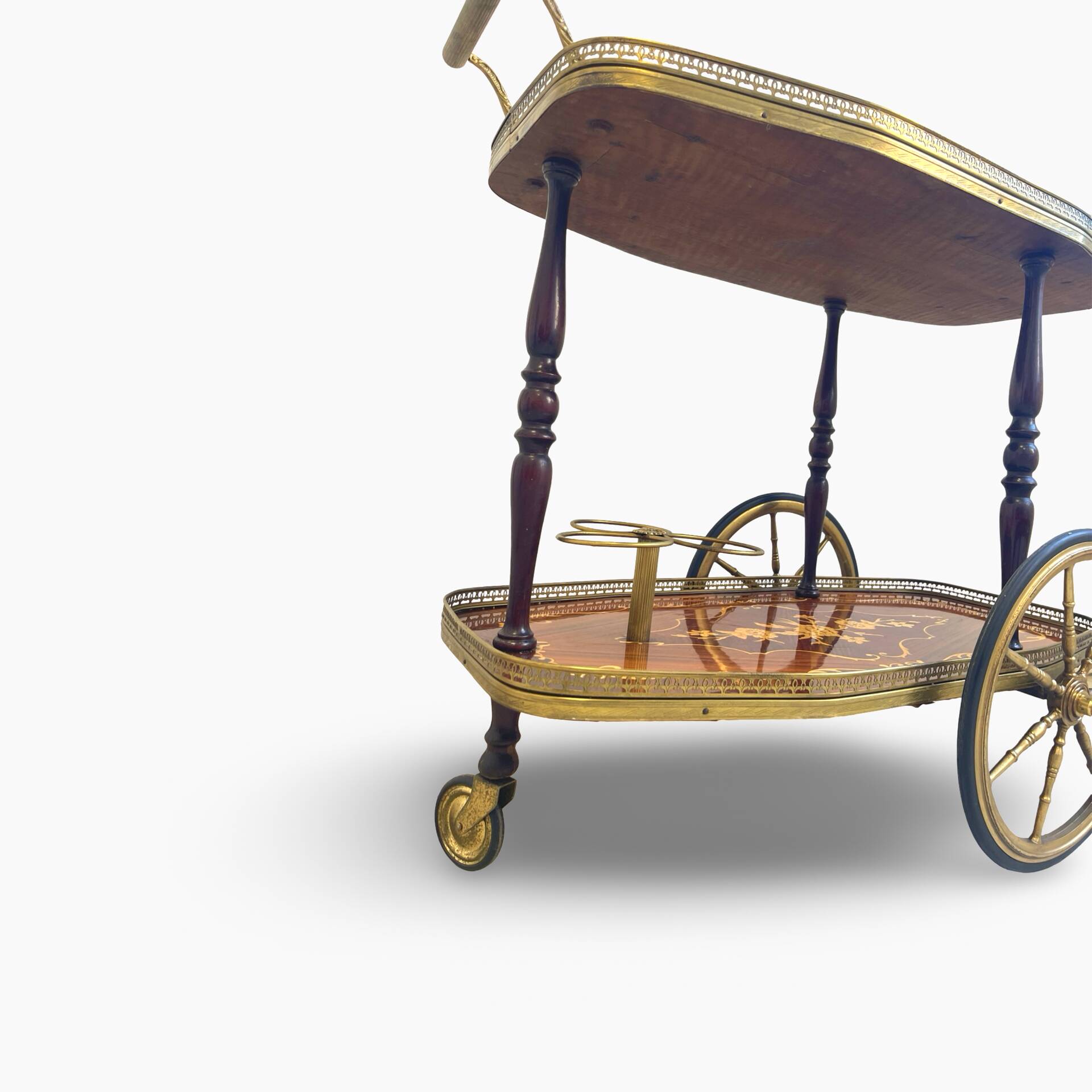 Chariot de bar en marqueterie de style Hollywood Regency italien présente des motifs floraux complexes.
