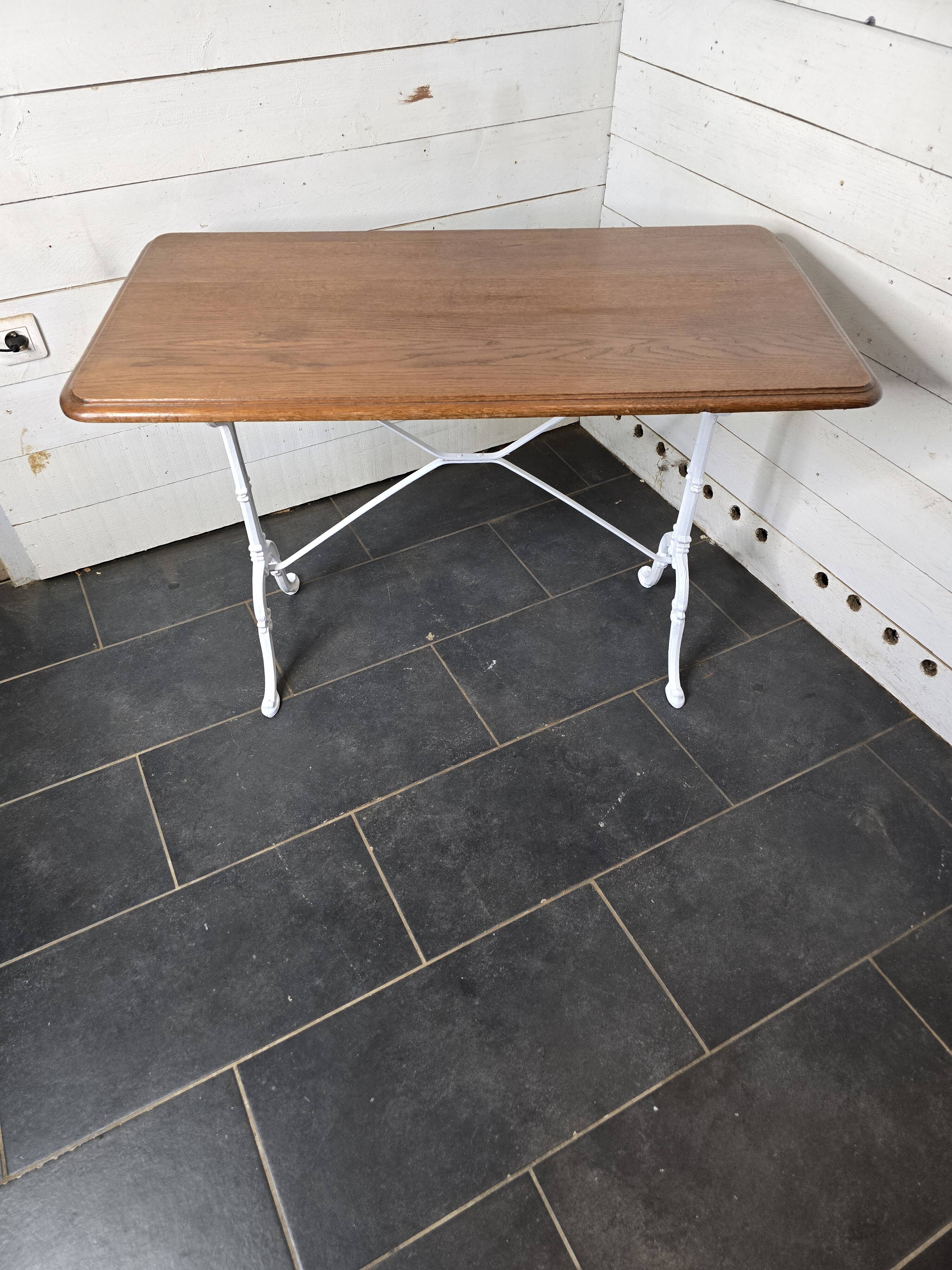 Table de bistrot en chêne massif, pieds en fonte.