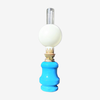 Lampe à petrole  en opaline bleu avec son verre boule blanc