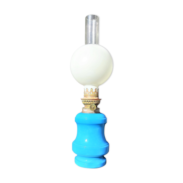 Lampe à petrole  en opaline bleu avec son verre boule blanc Lampe à petrole a ncienne en opalin