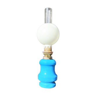 Lampe à petrole  en opaline bleu avec son verre boule blanc