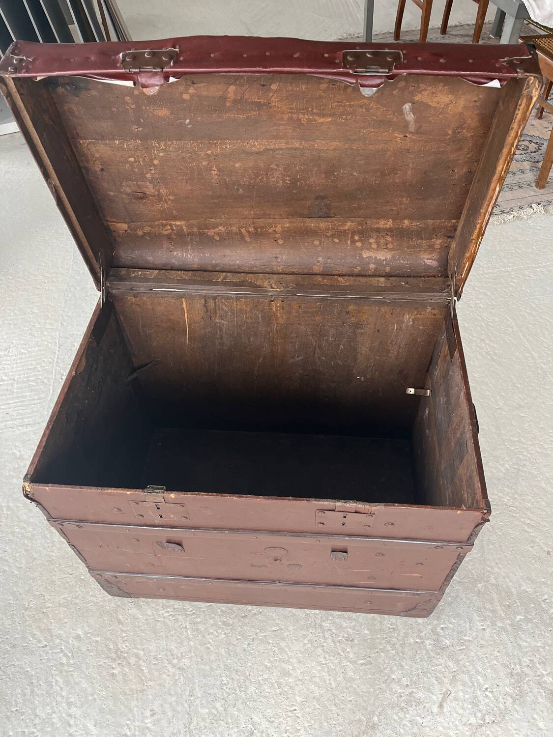 Large vintage “au bon marché Paris” trunk from the 1900s