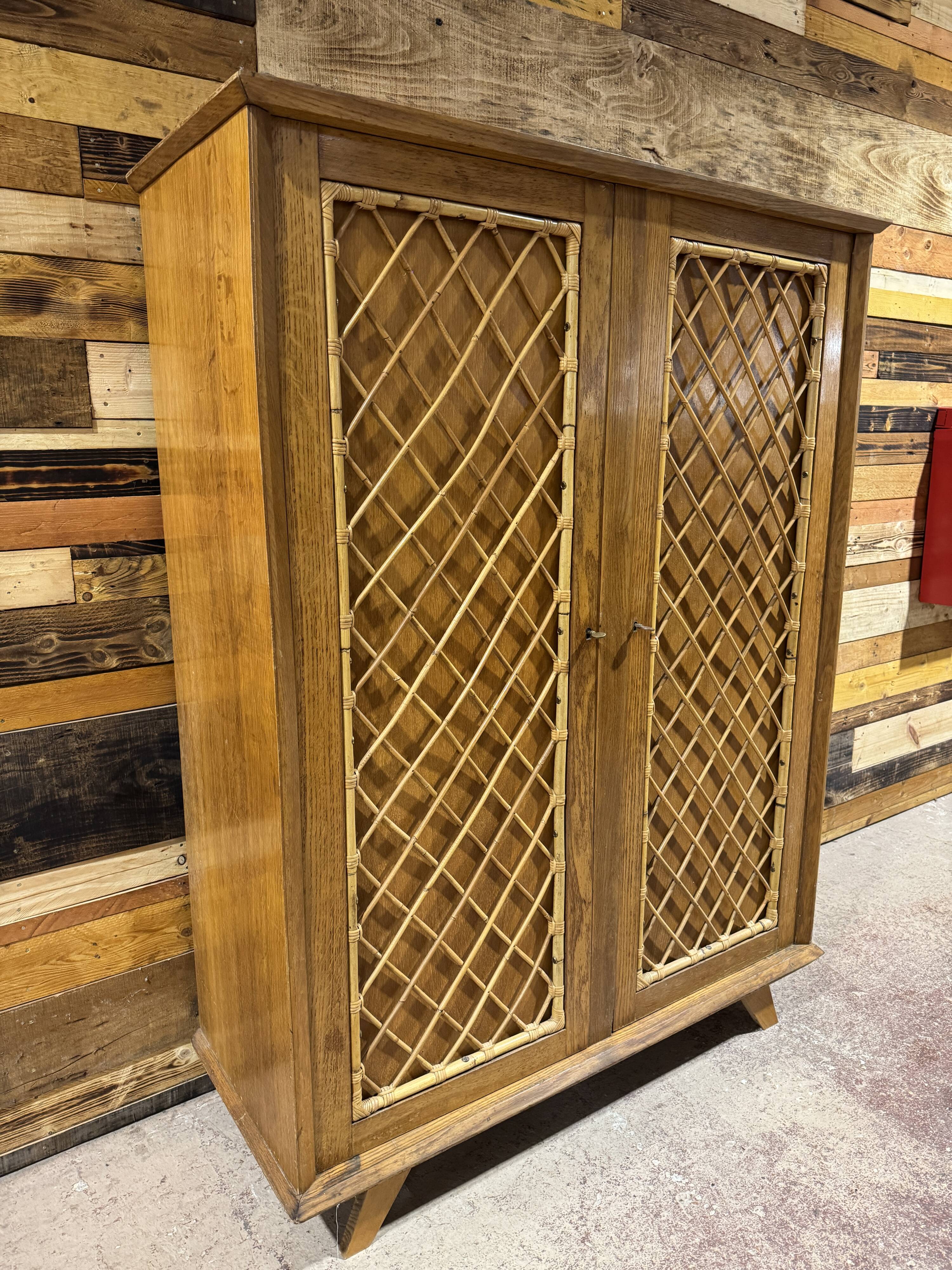 Armoire vintage en rotin et chêne