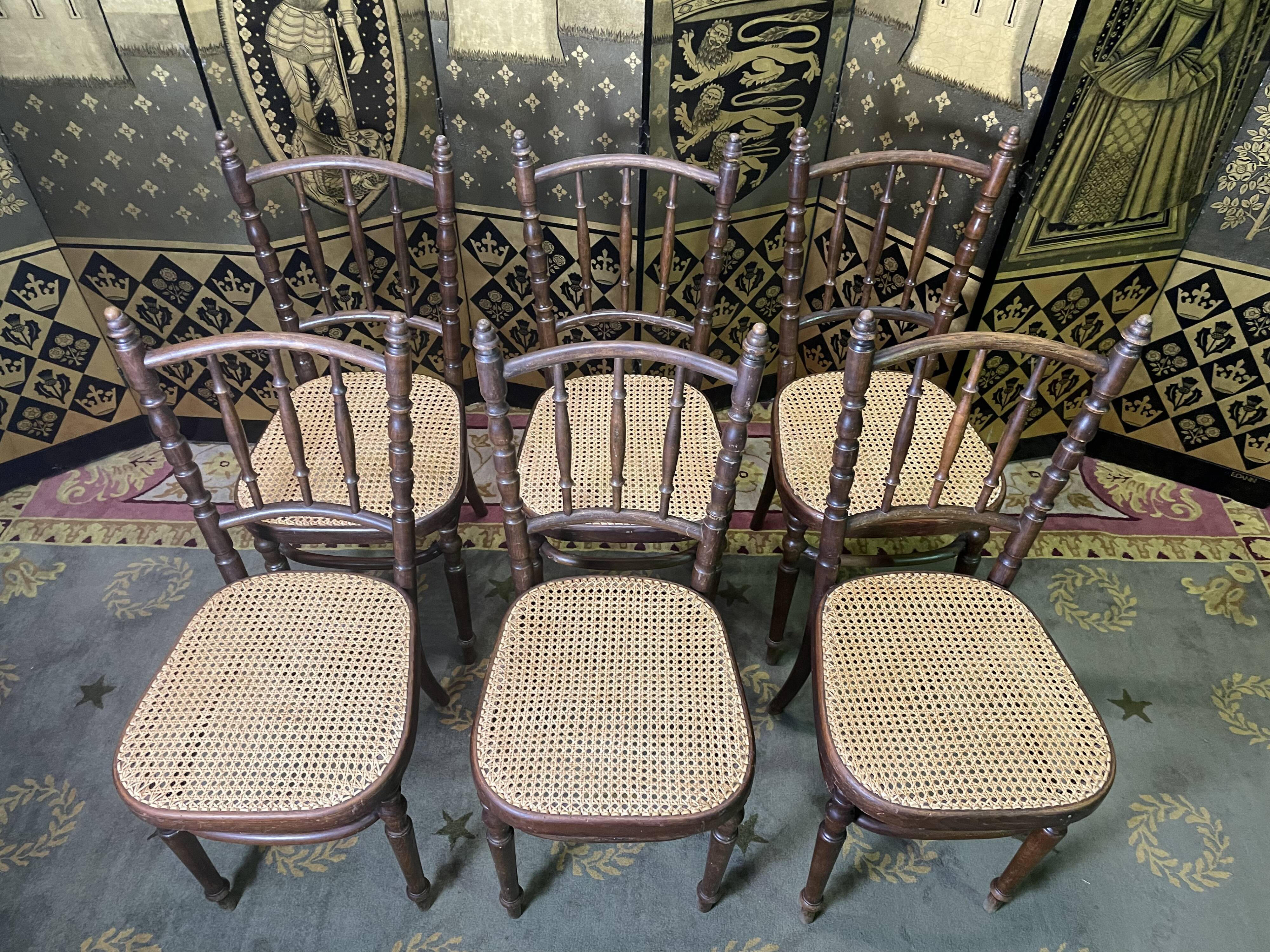 Suite de 6 chaises bistrot en cannage Fischel
