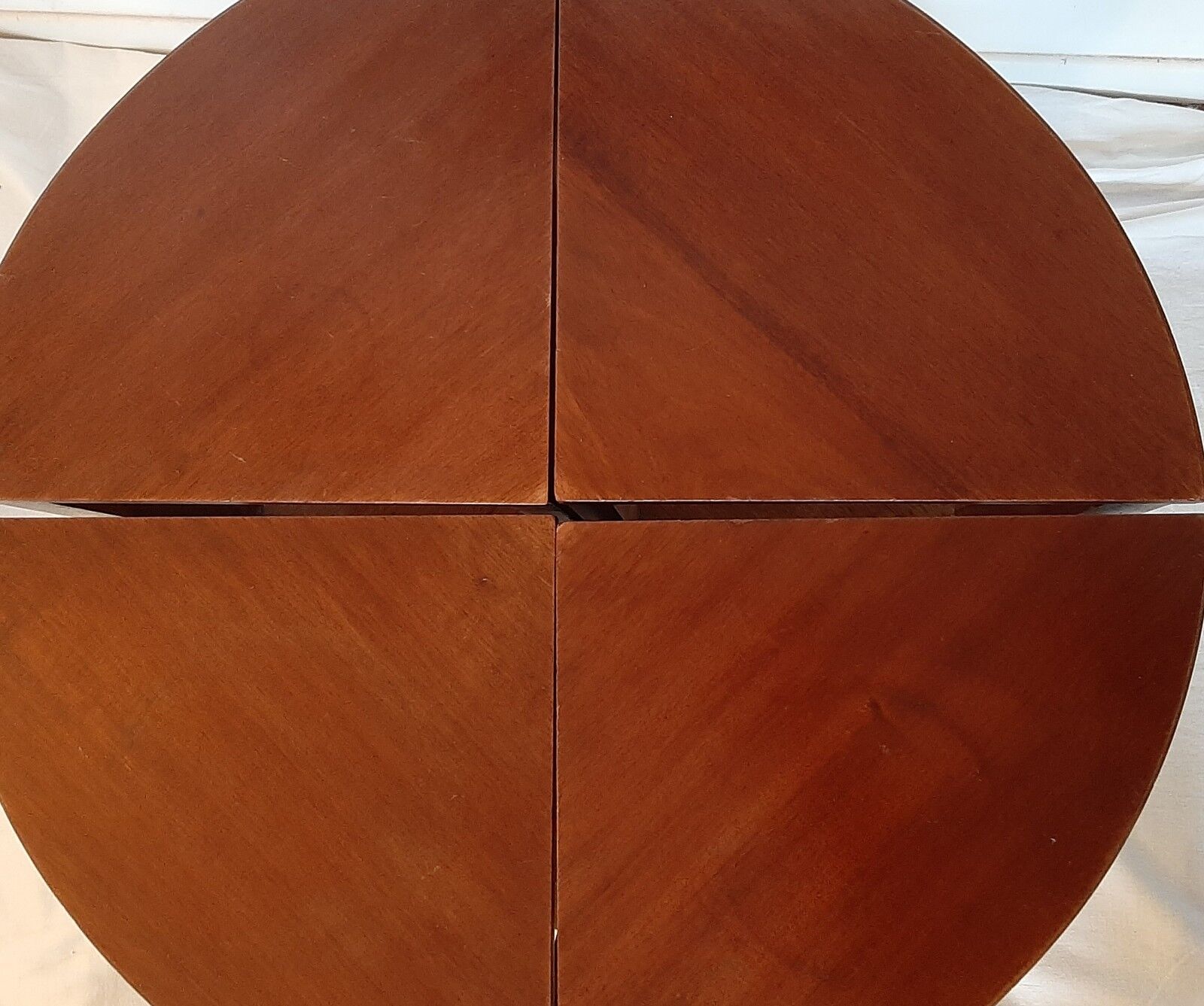 Round trundle tables